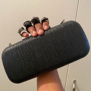 Black knuckle clutch